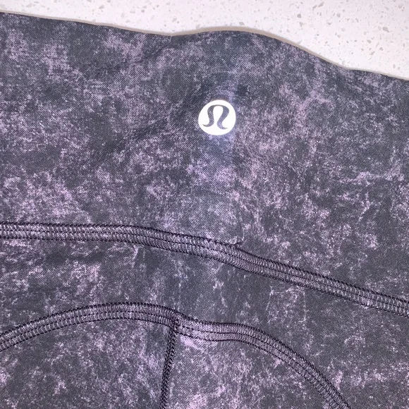 NWT -  Lulu Invigorate High-Rise Crop 23"
Denim Wash Print Dusky Lavender Black - Picture 6 of 9